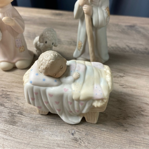 Precious Moments Nativity Figurine 5pcs.  Come Let us Adore Him. - Picture 4 of 9